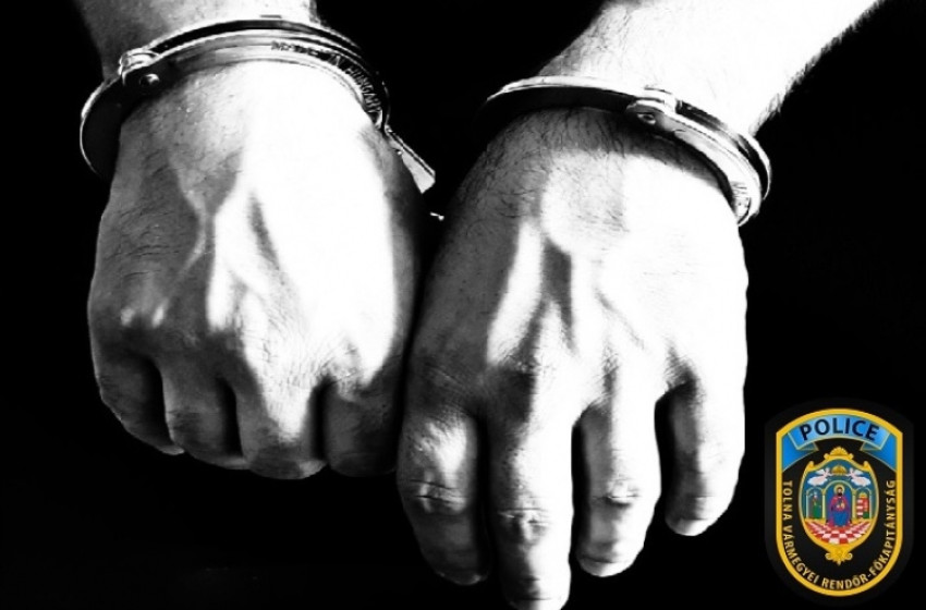 Az ágyneműtartóban bujkált, rács mögé került